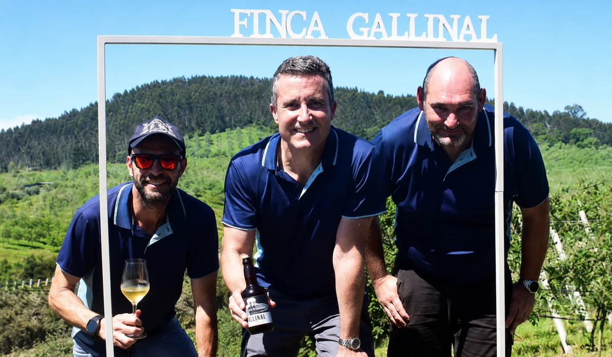Finca El Gallinal staff with the orchard in the background