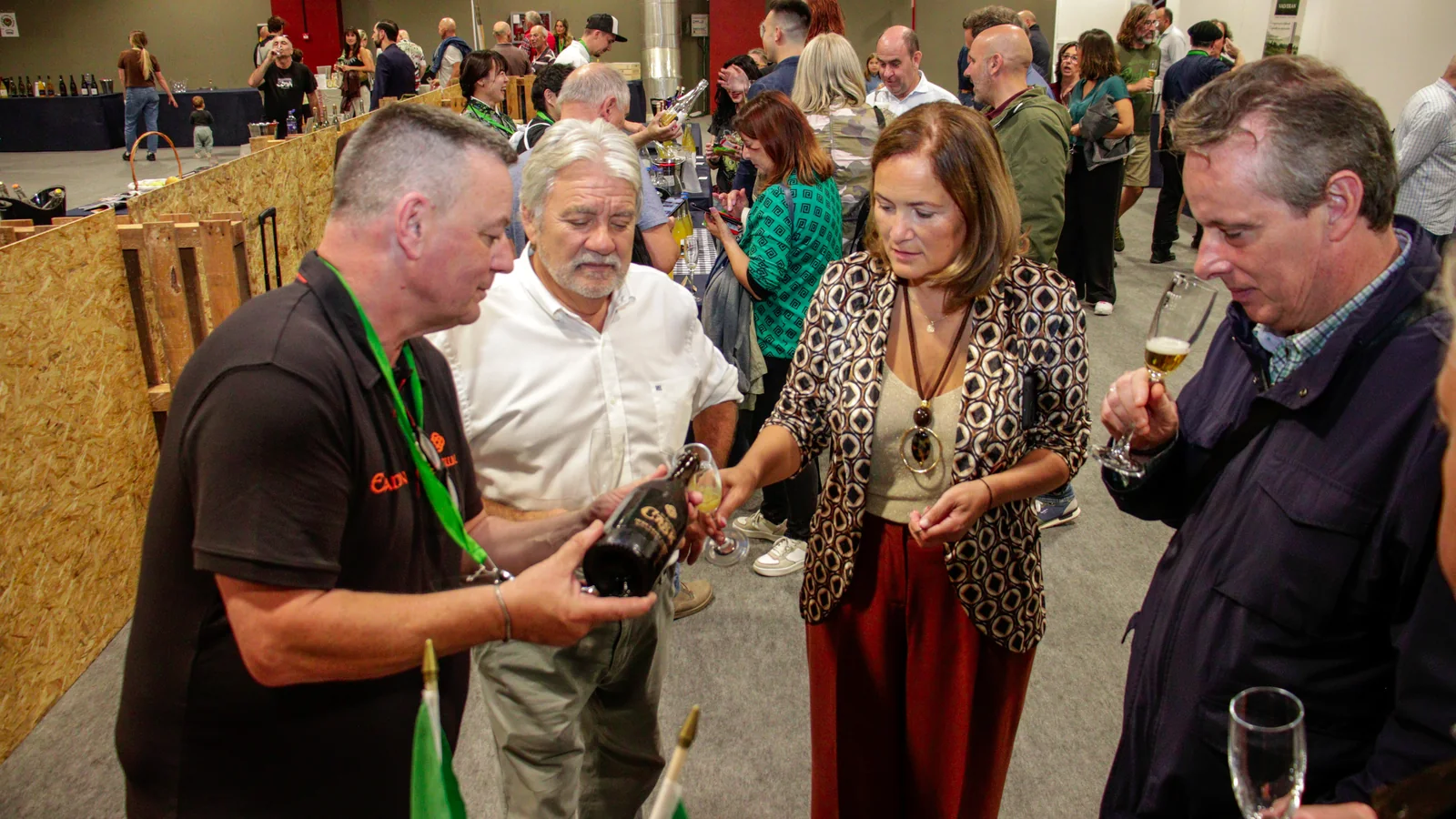 A producer presenting a cider to visitors during the Open Tasting