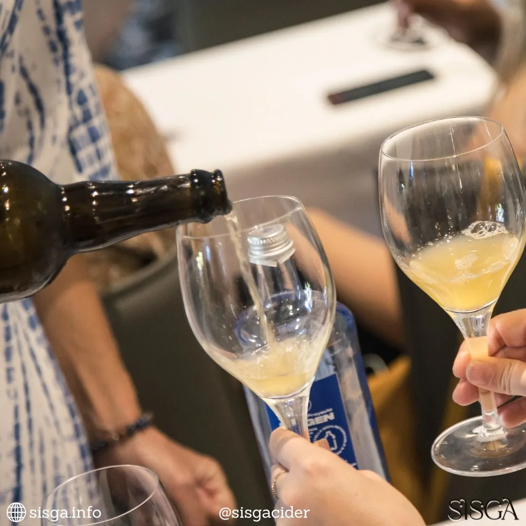 Sidra servida en copa durante una degustación