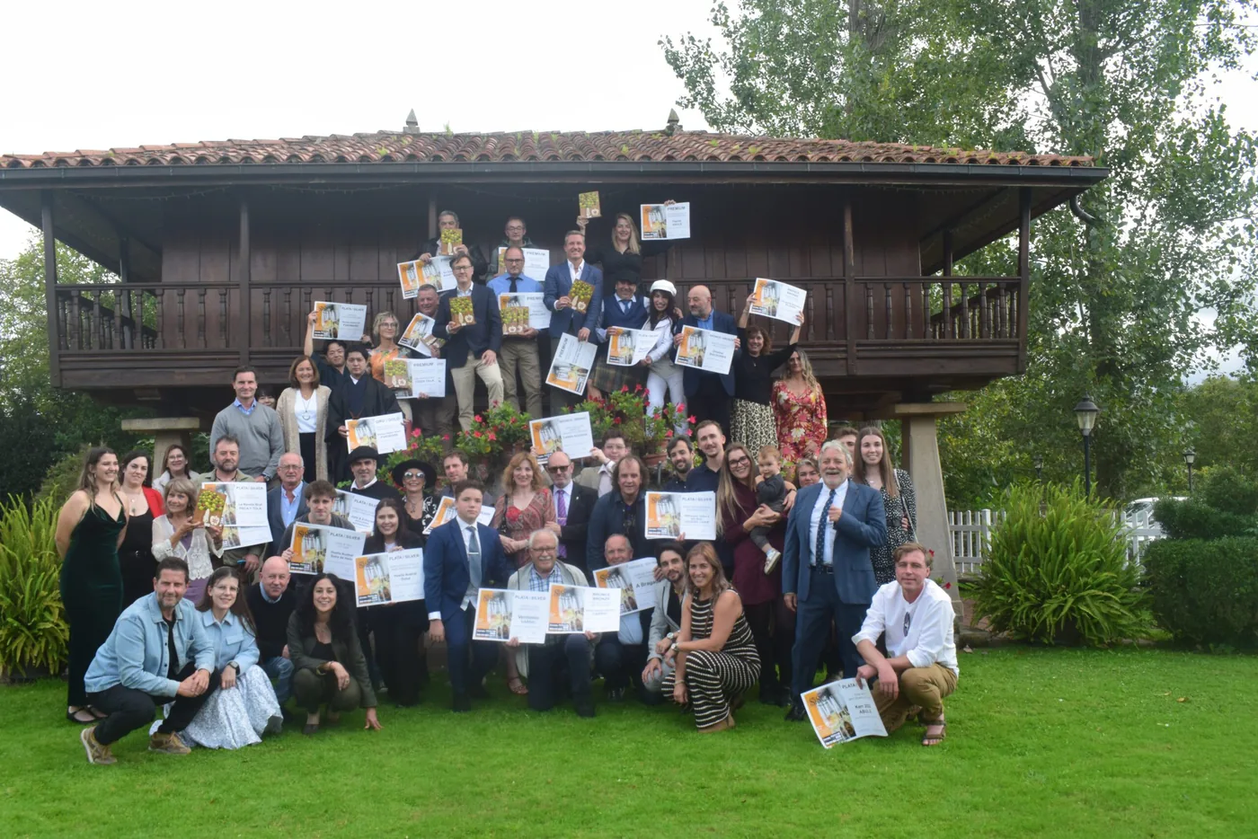 Productores y participantes celebrando los Premios SISGA